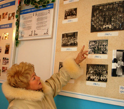 Фотографии в школьном музее - хорошая иллюстрация к воспоминаниям Лидии Брагиной о Викторе Януковиче.