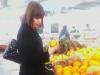 Дончанка Екатерина Митрошина придирчиво выбирает апельсины. "Аромат чувствуется на расстоянии,  и это хорошо", - отметила девушка.