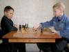 Перед началом тренировки девятилетний Владислав Кулеш и семилетний Ярослав Недоруба разминаются игрой в поддавки.