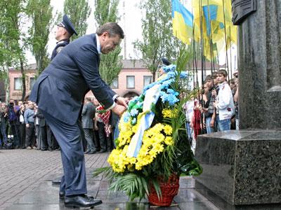 Виктор Янукович возлагает цветы к памятнику космонавту Береговому.