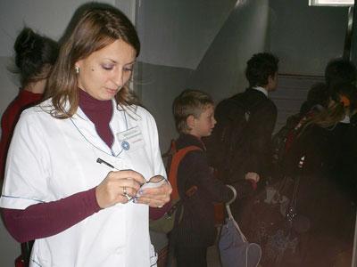 Медсестра УВК №11 Юлия Николаева фиксирует высокий уровень ОРЗ, из-за чего школьники покинули учебные заведения.