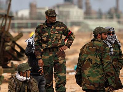 Войска Каддафи выгоняют повстанцев из городов
