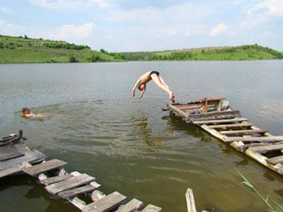 Артем и Алеша из города Шахтерска уже в мае открыли сезон ныряния.