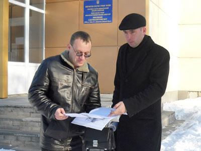 Олег Сидоренко с проектантом Олегом Бахонко обсуждают сроки сдачи районного центра культуры. 