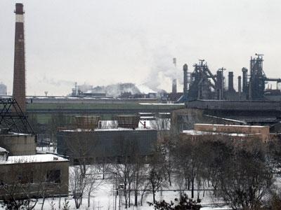 Донецкий металлургический завод дает работу 10 тысячам человек. 