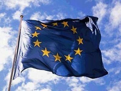 Флаг Евросоюза и оператора телеканала "Интер" втоптали в снег (ВИДЕО)