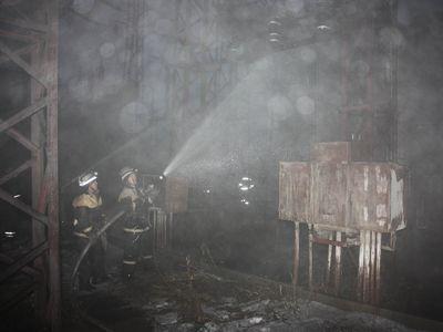 Енакиевские спасатели 15 часов борются с огнём в шахте