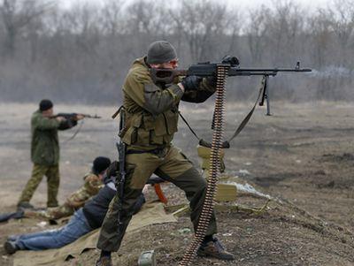 Война на Донбассе: свыше 60 обстрелов, двое раненых, закрытый КПВВ "Марьинка"