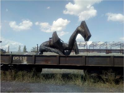 Оккупационные «власти ДНР» демонтируют и вывозят памятники… на металл