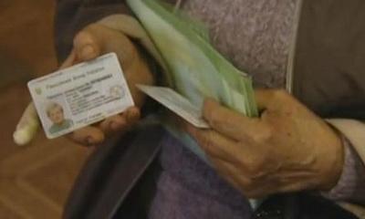 В мариупольском ПФ пенсионерам и переселенцам рекомендуют заменить старое пенсионное удостоверение на электронное. ВИДЕО