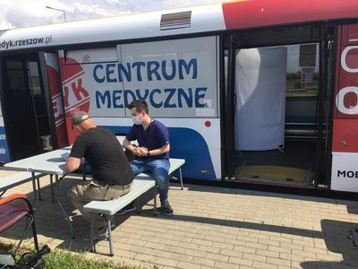 Польша начала вакцинировать заробитчан на границе с Украиной