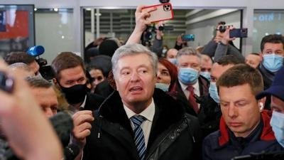 Порошенко вернулся в Украину, где его ждет суд (ВИДЕО)
