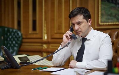 Зеленский провел "долгий телефонный разговор" с Байденом