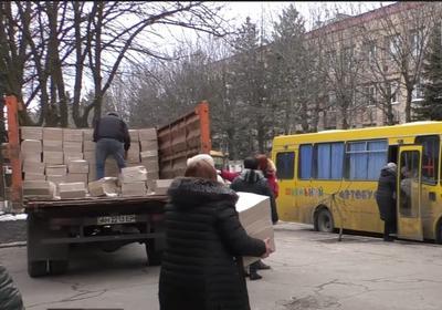 В Донецкой области начали выдавать продукты для эвакуированных и малообеспеченных