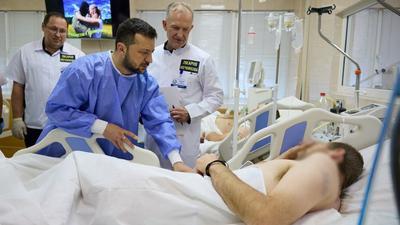 Зеленский встретился с ранеными бойцами в больнице Днепра
