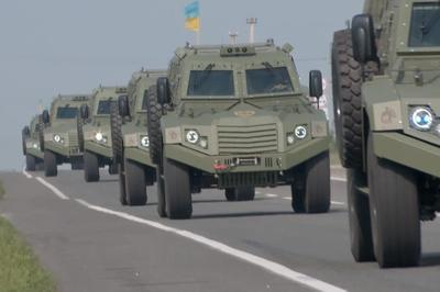Порошенко на Донетчине передал 11 бронемашин защитникам Украины