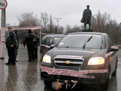 Двое самых отчаянных «протестантов» подогнали свои машины к подножию памятника Ленину.