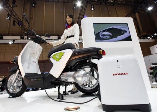 Honda Eve-neo electric scooter.