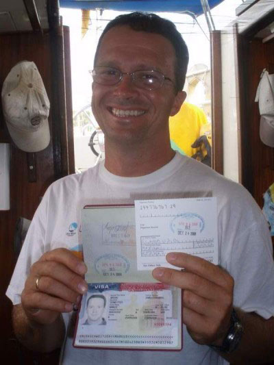 Мужчина с загран паспортом