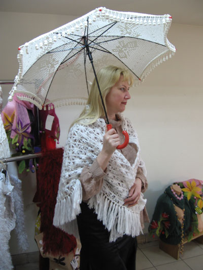 Женщина с зонтом и шалью