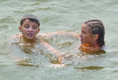 Дети на Абазовском водохранилище
