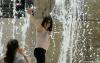 Женщина в фонтане на Пьяцца дель Пополо в Риме. Температура доходила до 37 градусов.
