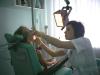Виктория Лобода лечит зубы маленькой пациентки.