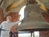 Настоятель отец Владимир у 3,6-тонного колокола, на котором изображена Троица.