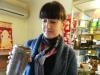 Алла Колесникова демонстрирует элитный кофе «Слоновье зерно» (сорт Арабика- Марагоджип) стоимостью 550 гривен за килограмм.