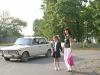 Инна Максудова вынуждена вести в донецкую ОШ №7  свою дочь - второклассницу Василису - прямо по проезжей части.
