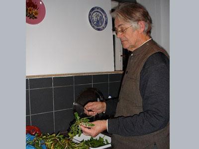 Алексей Самохвалов придирчиво перебирает листочки одуванчика для салата «Солнышко».