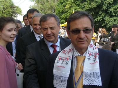 Глава представительства ЕС в Украине Жозе Мануэль Тейшейра и мэр Мариуполя Юрий Хотлубей прогуливаются по европейскому городку.  