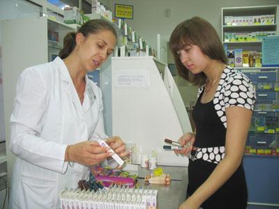 По совету фармацевта Ирины Шимякиной покупательница приобрела йод-фломеди и зеленку-карандаш.