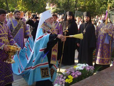 В Донецке митрополит Владимир освятил крест, под которым находится бункер с костями