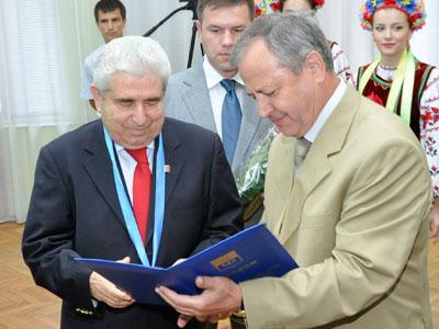 Димитрас Христофиас получает из рук Юрия Хотлубея удостоверение, диплом и знак отличия почетного гражданина Мариуполя. 