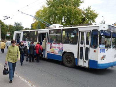 В часы пик в троллейбусы в Краматорске попасть сложно. А оплачивает свой проезд в них не более трети пассажиров. Остальные - льготники.