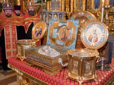 В Донецке поклоняются мощам святых (ФОТО)