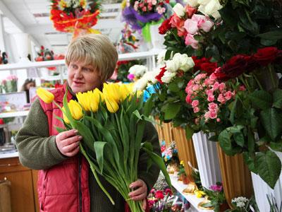 «Если подарите девушке желтые тюльпаны, она сразу поймет, что с вами не соскучишься!» - объясняет покупателю цветочница со стажем Светлана Луценко.