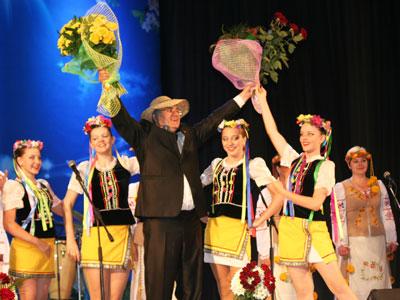 Олега Сокольвака поздравляет народный фольклорный ансамбль песни и танца «Куринец».