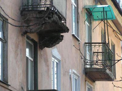 В жилых домах Донецка отремонтировали 100 аварийных балконов и 98 козырьков