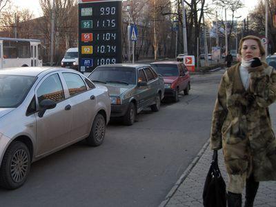 Президент Ассоциации операторов рынка нефтепродуктов Украины Леонид Косянчук считает,  что «если до марта сохранится тенденция повышения цен на нефть, то стоимость нефтепродуктов возрастёт на 25-30%».  Тогда бензин в среднем поднимется до 11 грн. 20 коп./
