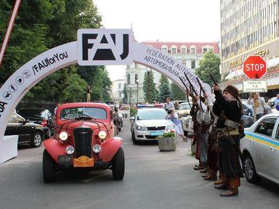 Во Львове прошел парад ретро-авто (ФОТО)