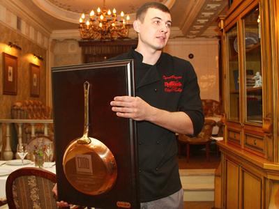 Шеф-повар ресторана "ПушкинЪ" Сергей Видулин, демонстрируя  золотую сковородку, заявил "Донбассу", что приз вполне пригоден для использования в качестве кухонной утвари!