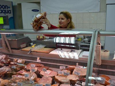 А продавец донецкого супермаркета Натали Мартынова порадовала новостью о новогодних скидках: "Некоторые позиции мясного, кондитерского и алкогольного отделов станут дешевле"
