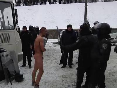 Шок! Милиционеры заставляют голого задержанного позировать на морозе (ВИДЕО)
