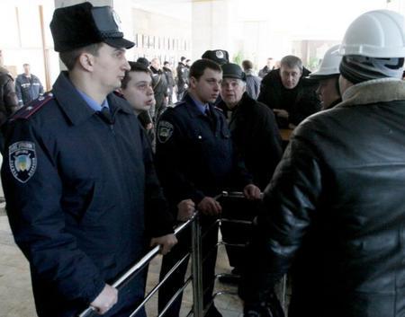 Донецкая облгосадминистрация готовится к штурму - в городе говорят о прибытии боевиков (ФОТО)