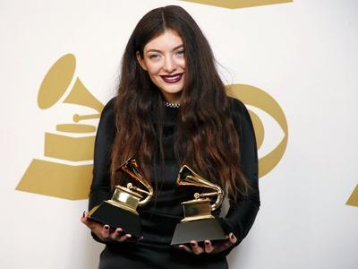17-летняя певица Лорд из Новой Зеландии стала лучшей в номинации "Песня года" с синглом "Royals".