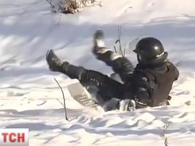 Киевский мороз заставил внутренние войска использовать щиты оригинально и весело (ВИДЕО)