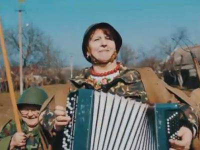 Женский батальон с песнями и плясками грудью встаёт на защиту Украины (ВИДЕО)