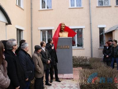 В Луганске установили памятник Сталину. Бабушки в восторге